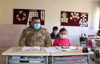 Jandarma ekiplerinden köy okullarında eğitim gören...