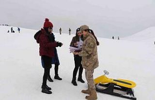 Jandarma, kayak merkezinde KADES’i tanıttı