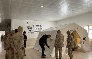 Jandarma personeline çadır kurma eğitimi verildi