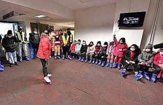 Kadifekaleli çocuklara karne hediyesi