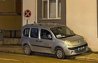 Kaldırım üzerine çıkıp park yapılmaz tabelası...