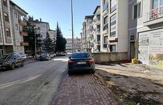 Kaldırıma park eden araçlar yayalara zor anlar...
