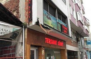 Kamyon dar sokakta iş yerinin duvarına çarptı