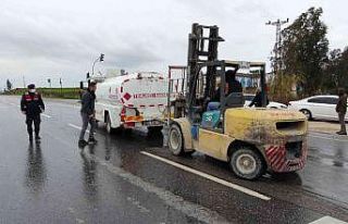 Kamyona, yakıt tankeri çarptı şans eseri yaralanan...