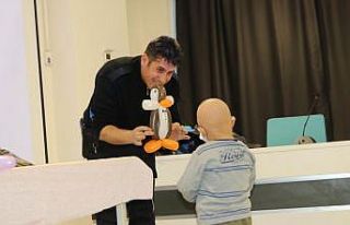 Kanserli çocuklara polis ağabeylerinden moral