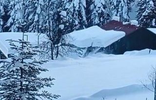 Kar kalınlığı 2 metreye ulaştı, çatıdan kar...