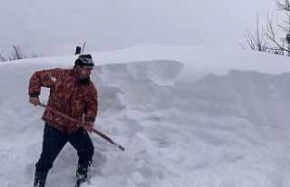 Kar kütleleri yüksek kesimlerdeki evlerin çatılarında...