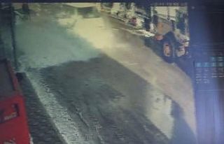 Kar kütlesi altında kalmaktan son anda kurtulan...