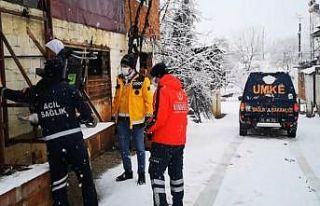 Kar sebebiyle ulaşıma kapanan köydeki diyaliz hastasının...