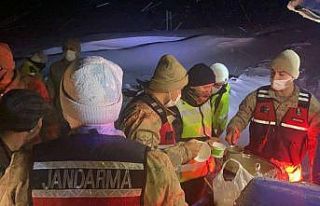 Kar ve tipiden kapanan karayolunun açılmasını...