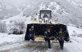 Kar ve tipinin geçit vermediği yolda cenaze kepçeyle...