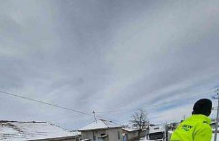 Kar yağışı sonrası kapanan köy yollarını karla...