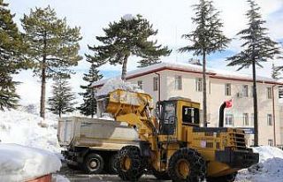 Kar yığınları kamyonlarla taşınıyor