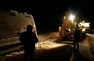 Kara saplanan ambulansı karla mücadele ekipleri...