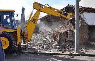 Karacabey’de metruk binalarla mücadele sürüyor