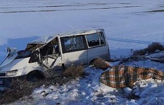Karaman’da servis minibüsü devrildi: 1 ölü,...