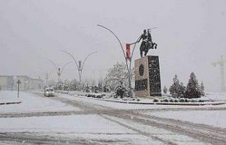 Karaman’da yoğun kar yağışı etkili oluyor