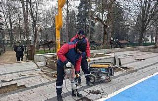 Karda bozulan yollar tamir ediliyor
