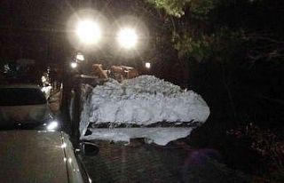 Karda mahsur kalan 17 askeri personel ve 4 belediye...