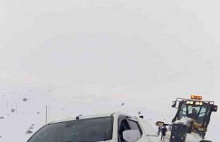 Karda mahsur kalan 4 kişiyi kurtarıldı