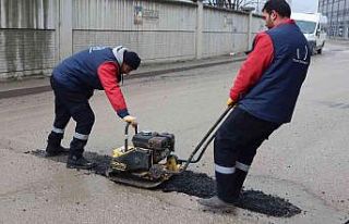 Kardan zarar gören yollar onarılıyor