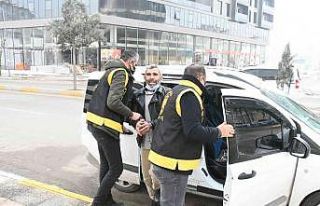 Karısının boğazını kesip 4 yerinden bıçaklayan...