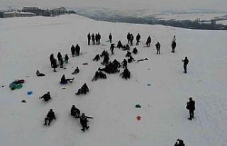 Karla kaplanan tepeyi kayak pistine çevirdiler