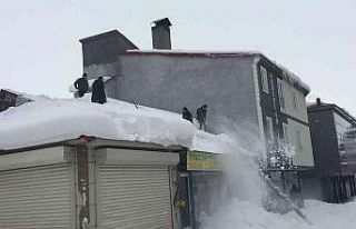 Karlıova’da esnaf, çatılarda biriken karları...