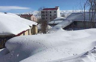 Karlıova’da evler kar altında