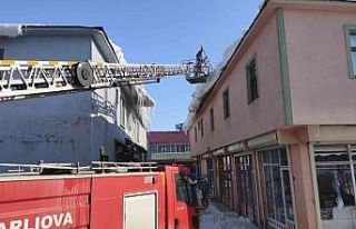 Karlıova’da tehlike oluşturan buz sarkıtları...