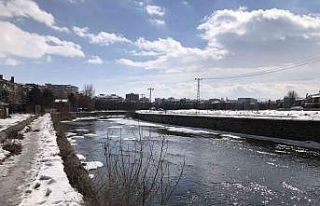 Kars Çayı’nın buzları çözülmeye başladı
