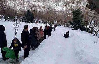 Kayak pistine çevirdikleri alanda doyasıya eğlendiler