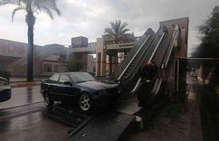 Kayganlaşan yolda direksiyon hakimiyetini kaybetti,...