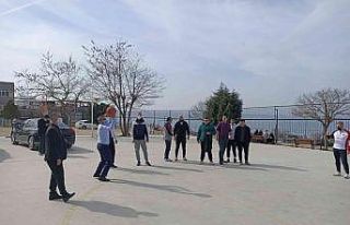 Kaymakam Atasoy, öğrencilerle birlikte basketbol...