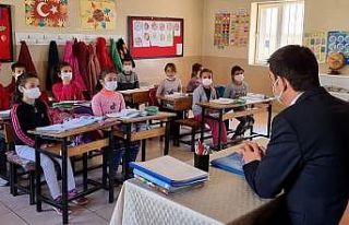 Kaymakam Ayrancı öğrenci ve köy sakinleriyle bir...