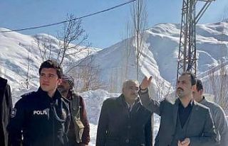 Kaymakam Kundakçı kar kalınlığının iş makinesinin...