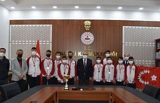 Kaymakam Sağlam, şampiyonları ağırladı