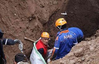 Kayseri’de kayan toprağın altında ayağı sıkışan...