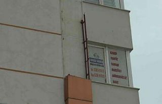 Kayseri’de rüzgar çatıları uçurdu, kaplamaları...