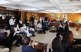 Kazakistanlı öğrencilerden Rektör Göktaş ile...