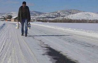 Kelkit’teki kahvehanelerde kış mevsiminde çaydan...