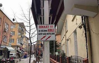 Kıblede yaşanan sapmaya tabelalı uyarı