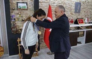 Kick Boks Türkiye Şampiyonu’ndan Başkan Öztürk’e...