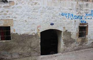 Kilis Valiliğine komşu evin demir kapıları çalındı