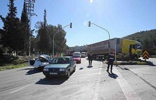 Kırmızı ışıkta duran otomobillere çarptı;...