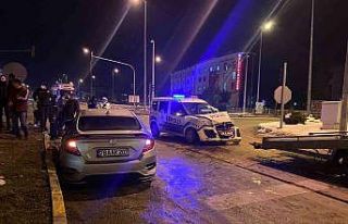 Kırmızı ışıkta geçen polis aracı kavşakta...