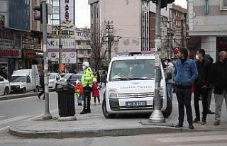 Kırmızı ışıkta geçen yayalara polisten güldüren...