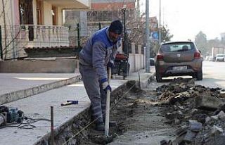Kış sezonunda tahrip olan kaldırım ve yollarda...
