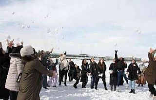 Kız öğrencilerin kartopu savaşı