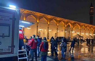 Kızılay, kandil programına gelen cemaate çorba...